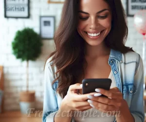 Imagen de una persona sonriente leyendo mensajes de cumpleaños en su teléfono móvil.