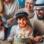 Imagen de un niño sonriendo mientras sopla las velas de una tarta de cumpleaños rodeado de familiares y con globos de colores en el fondo.