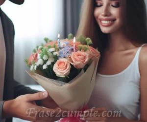 Imagen de una persona entregando un ramo de flores a Sofía en su cumpleaños para felicitarla de la mejor manera